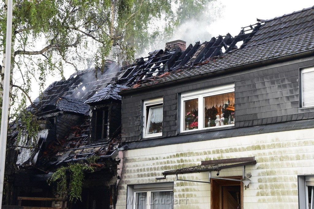 Grossfeuer Einfamilienhaus Siegburg Muehlengrabenstr P0788.JPG - Miklos Laubert